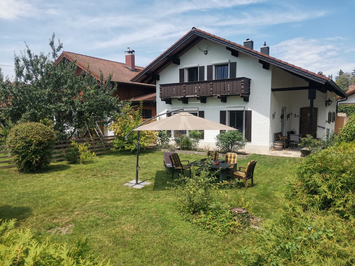 Ferienhaus Außenansicht im Sommer
